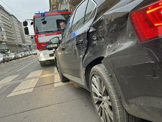 V Revoluční ulici v Praze zasahují hasiči u střetu auta s tramvají. Zásah blokuje provoz.