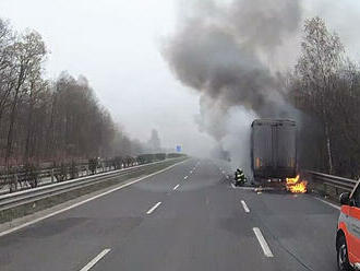 Hasiči zasahují u požáru kamionu na silnici I/35 na 26. kilometru ve směru na  Turnov. K hašení…