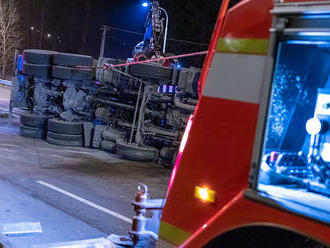 Ve Frýdku-Místku se převrátil nákladní automobil s kovovými profily, hasiči ho vrátili na kola