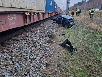 Na přejezdu u Moravského Písku došlo ke střetu osobního vlaku s automobilem. Po nárazu vlak…