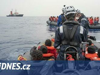 Porodila na lodi, Itálie pro migrantku s čtyřmi dětmi poslala vrtulník - iDNES.cz