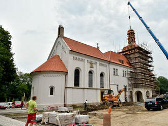Další na řadě. Arcibiskupství chce prodat i zámek v Dolních Břežanech, který rekonstruovalo za čtvrt miliardy