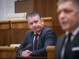 Minister Mikulec prežil v parlamente ďalšie odvolávanie, na jeho koniec vo funkcii chýbalo päť hlasov  