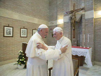 Pápež František vyzýva k modlitbe za jeho chorého predchodcu Benedikta XVI.