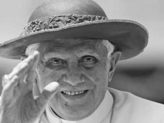 Vo veku 95 rokov zomrel emeritný pápež Benedikt XVI.