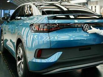 VW priznáva, že elektromobily sa predávajú zle. Riešiť to chce tragicky