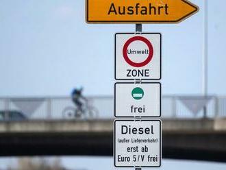 Karta sa obracia: Nemecký politik žaluje zelených za zákazy naftových áut