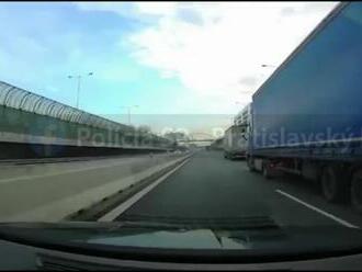 VIDEO: Vodička v audine 'trhla' dva kamióny, prišla o vodičák. Prečo?