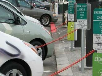 KPMG: Dôvera automobiliek k elektromobilom klesla. Stačil na to rok