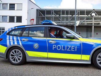 Kobra 11: Německý dálniční policista odtáhl aktivistku z Autobahnu ještě dřív, než se k němu stačila přilepit