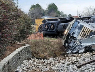 Tahač převážející obří betonovou traverzu uvízl na železničním přejezdu, vlak jí přepůlil v plné rychlosti