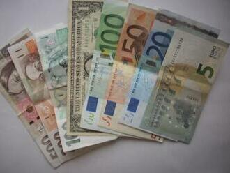 Koruna stagnovala k euru a vůči dolaru posílila, pražská burza oslabila