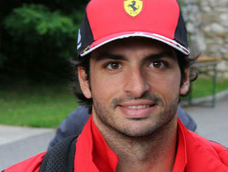 Carlos Sainz dostal od Ferrari k Vánocům nové služební auto. A to si pište, že to není Octavia TDI