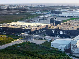 Tesla zcela zastavila výrobu ve své největší továrně, má problémy s nezájmem i zaměstnanci