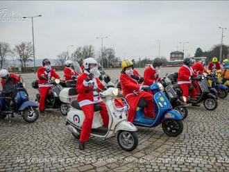 Na Vespách se po Praze projeli Santa Clausové, podpořili fond Kapka naděje