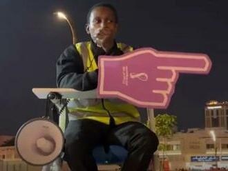VIDEO: Sedí na stoličke a má veľký prst. V Katare je tajomná hviezda