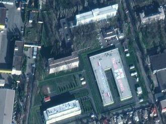 Rusi postavili v Mariupole novú základňu. Rozšíril sa aj cintorín, odhalili satelitné snímky