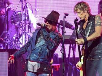 Obchoduje Guns N' Roses so zbraňami? Obľúbená kapela podala žalobu