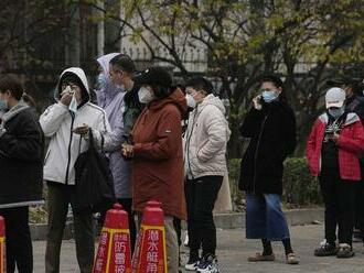 Čínsky infektológ: Je čas zmeniť klasifikáciu ochorenia COVID-19