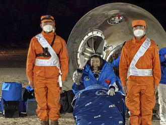 Trojica čínskych tajkonautov sa po šesťmesačnej misii vrátila na Zem