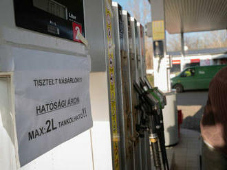Maďari končia so zastropovaním cien palív. Na pumpách vládla panika, asistovala polícia