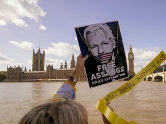 Assange, ktorý čaká na vydanie do USA, sa obrátil na Európsky súd pre ľudské práva