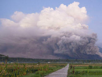 Na indonézskom ostrove Jáva vybuchla sopka Semeru, okolité dediny evakuujú