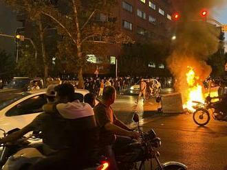 Irán po rozsiahlych protestoch zrušil mravnostnú políciu