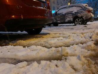 Husté sneženie komplikuje v Česku dopravu, bez elektriny sú tisícky domácností