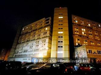 Polícia zasahuje v rámci drogovej akcie na niekoľkých miestach v Bratislave