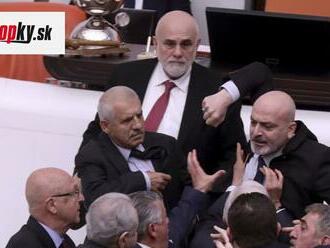 FOTO Bitka v parlamente! Opozičný poslanec skončil na jednotke intenzívnej starostlivosti