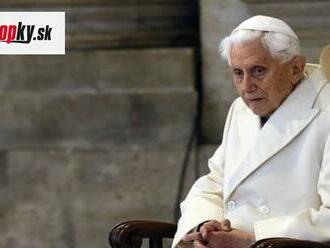Stav emeritného pápeža sa výrazne zlepšil: Vo štvrtok sa zúčastnil na omši