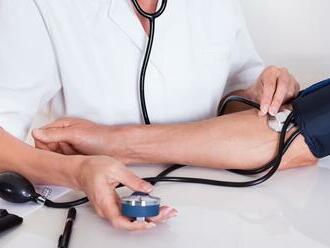 Máte vysoký krvný tlak? Vedci varujú: Tomuto nápoju by ste sa mali oblúkom vyhýbať!