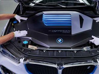 BMW sa skutočne vydáva aj vodíkovou cestou. Nemci spustili produkciu modelu iX5 Hydrogen