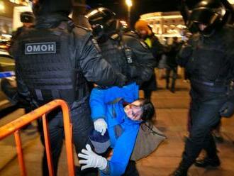V Rusku zadržali na protivojnových protestoch už skoro 6-tisíc ľudí, pribúdajú aj otvorené listy
