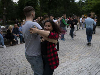 Někteří Kyjevané relaxují tančením salsy v parku, navzdory sirénám