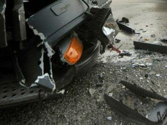 U Slaného se srazil motocykl s autobusem a dvěma auty, tři lidé se zranili