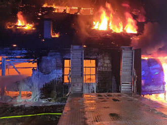 V Lužné na Rakovnicku udeřil blesk do domu, při požáru byl vyhlášen druhý stupeň poplachu