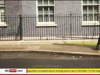 Novinářské otázky britským ministrům v Downing Street