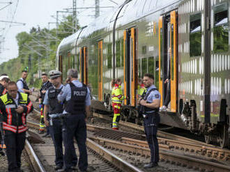 Útočník vo vlaku zranil nožom piatich ľudí, odvážni pasažieri ho premohli