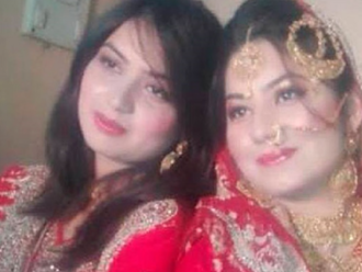 Dve mladé sestry klamstvom nalákali zo Španielska do Pakistanu a tam ich zavraždili zo cti. Obetí môže byť ročne tisíc