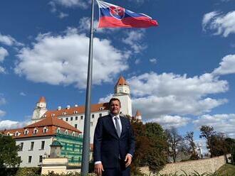 Pozdravujem z Londýna. Aj my Slováci by sme mali byť väčšími sebcami voči ostatným v Európe.