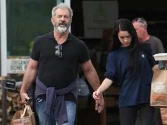 Romantická plavba po Vltavě: Mel Gibson si Prahu užívá s krásnou českou modelkou
