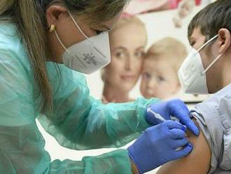 Pfizer tvrdí, že tri dávky vakcíny poskytujú deťom do päť rokov silnú ochranu