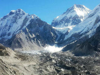 V horách v Nepále sa stratilo lietadlo s 22 ľuďmi