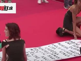 VIDEO Na červený koberec v Cannes vtrhla skupina žien: TOTO je dôvod