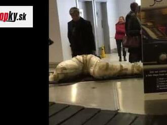 VIDEO Ľudia pri pohľade na batožinový pás na letisku ostali v šoku: Veď na ňom leží...