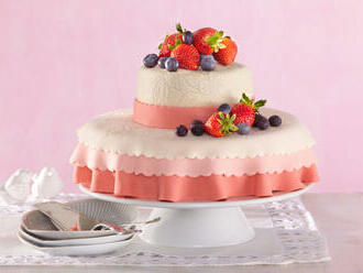 Recept: Svadobná torta s krémom z bielej čokolády a ovocím  