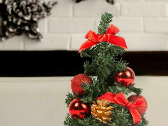 Umelý strom - mini zlatý - 20 cm. Ozdobte svoj domov počas vianočných sviatkov.