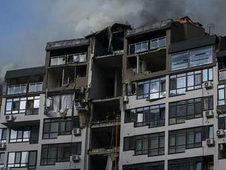 Kyjevem otřásly výbuchy. Rakety zasáhly obytnou budovu, zemřel jeden člověk